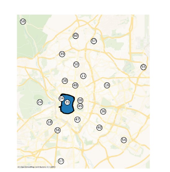 Figura 1: Ubicación de los sensores que recogen los datos de calidad de aire en Madrid capital. La zona sombreada es el límite de la zona de bajas emisiones (Madrid Central).