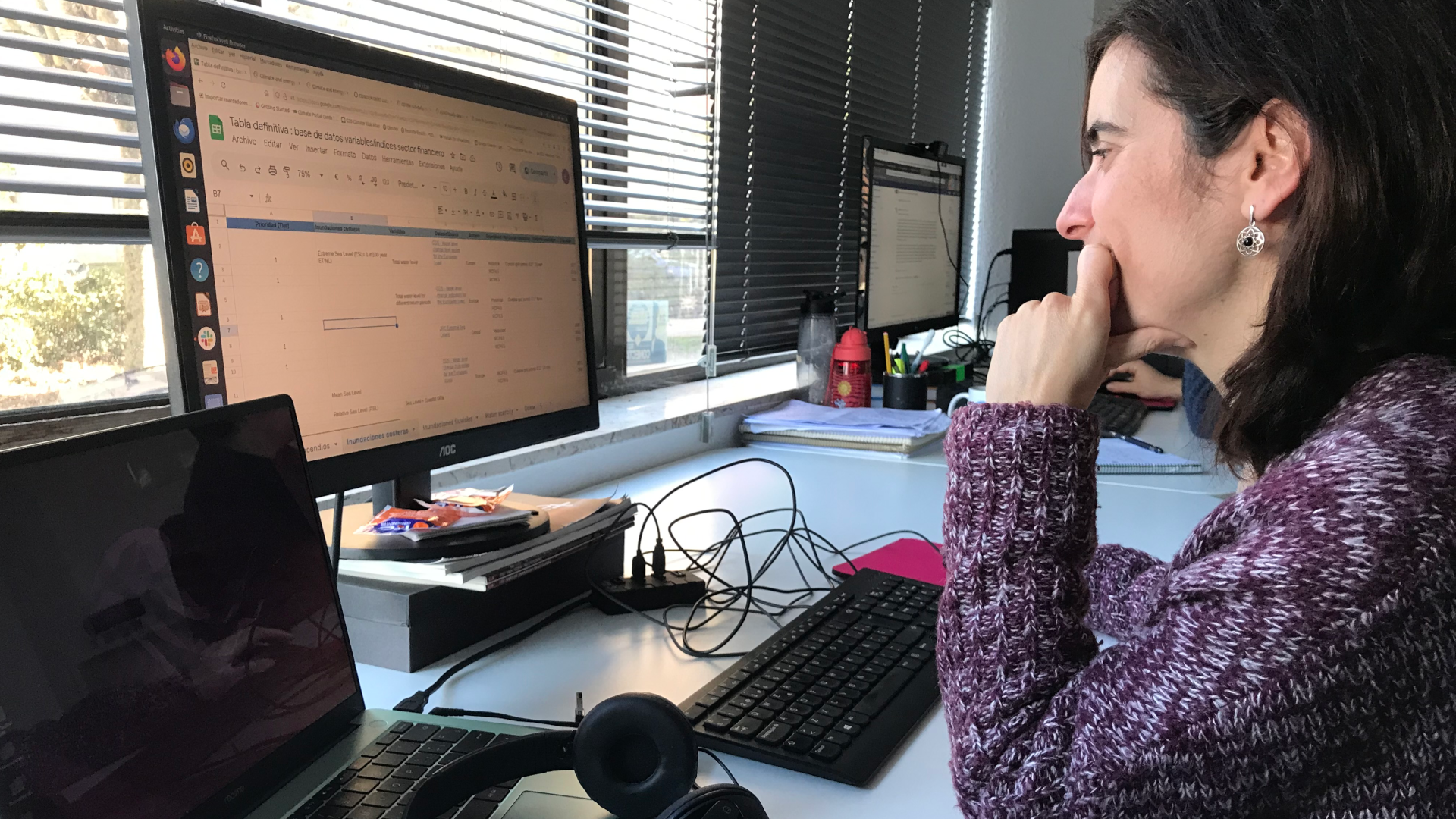 Prieto, trabajando en su escritorio de la oficina de Predictia en febrero de 2024.