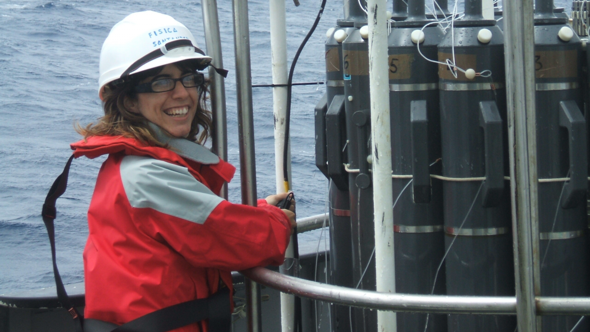 La oceanógrafa Eva Prieto, a bordo del Cornide de Saavedra durante una misión de investigación en 2009